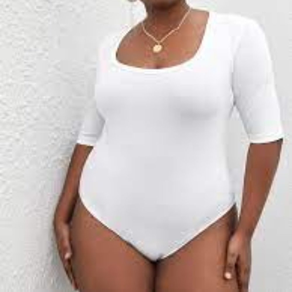 SHEIN BASICS Plus Scoop Neck Half Sleeve Form Fitted Bodysuit